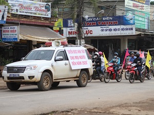 Running bus with loud speaker promoting eye care in Dak Nong