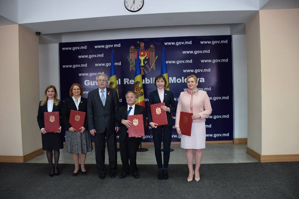 Tatiana Ghidirimschi, Director LOW VISION Centre, Stela Grigoraş, Minister, the Ministry of Labor, Social Protection and Family, Gheorghe Bregam Deputy Prime-Minister, Hans Bjorn Bakketeig, president "Hjelp Moldova" Norway, Corina Fusu, Minister, the Ministry of Education, Ruxanda Glavan, Minister, the Ministry of Health