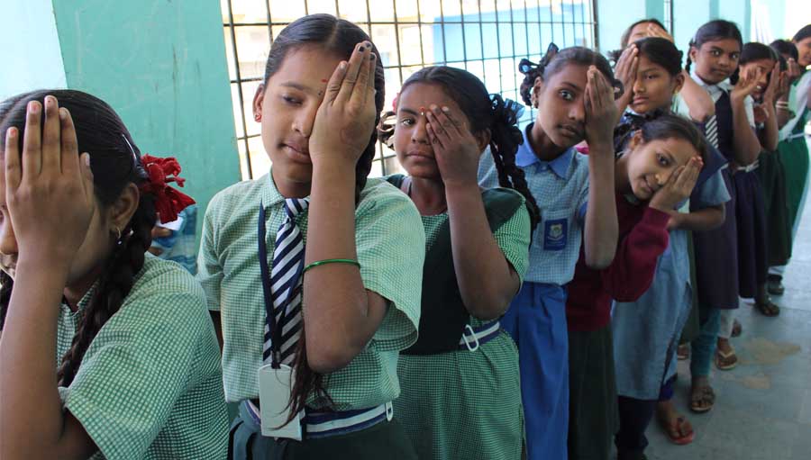 Practicando para el examen de visión en la escuela.