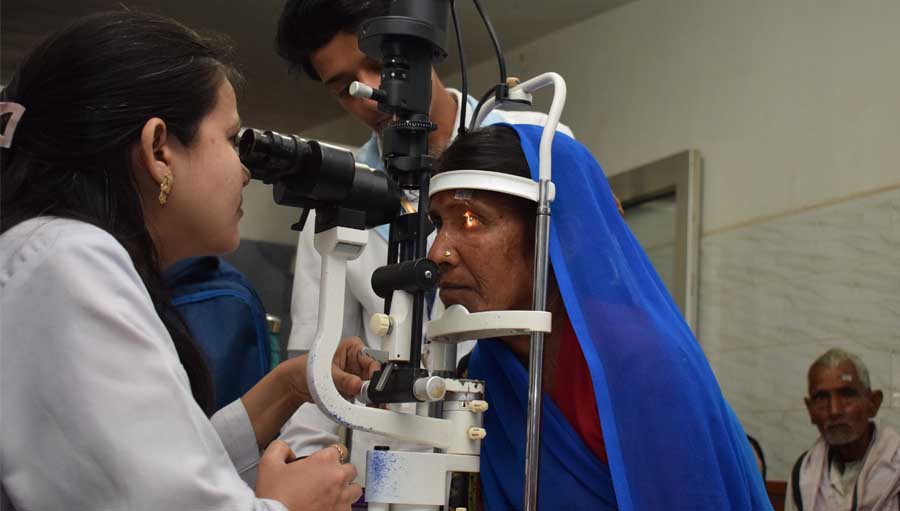 Mithila Devi, ama de casa, remitida desde el campamento de detección por una afección ocular y operada en el Hospital Seva Partner, Sadguru Netra Chikitsalaya, India