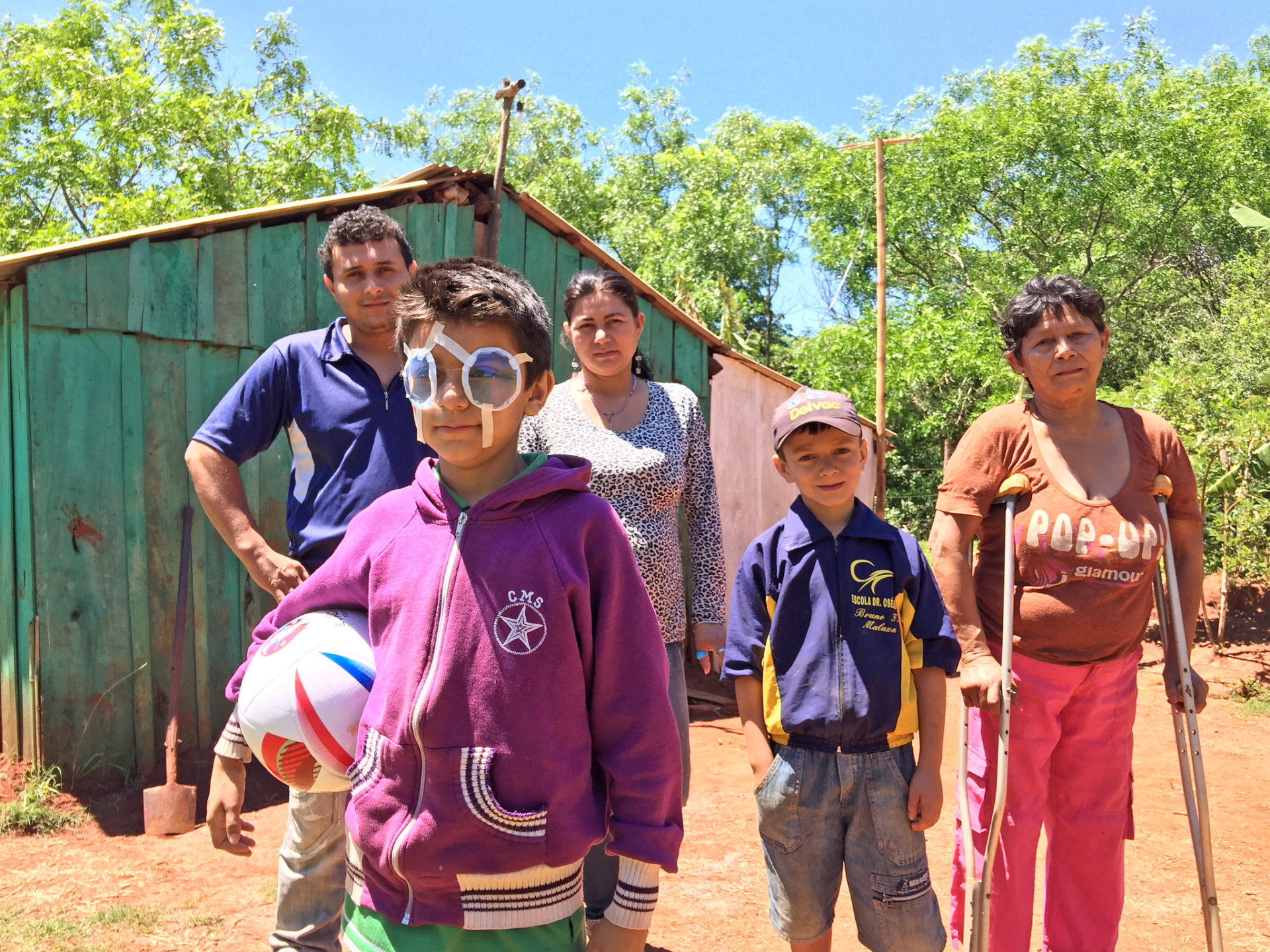 Boy after cataract surgery with his family in Latin America/ Sergio Negrete