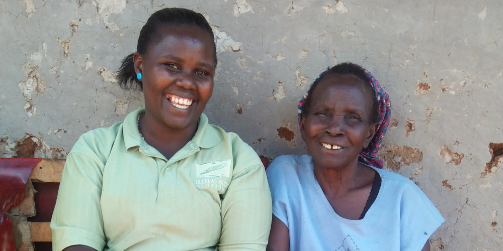 Jane Njoki_Kenya_Histoire de patiente_Cataractes_Senior_Femme_août 2019_De gauche à droite - Naomi (CHV) et Jane