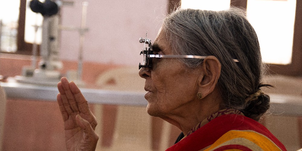 Une vieille dame passe un examen de la vue