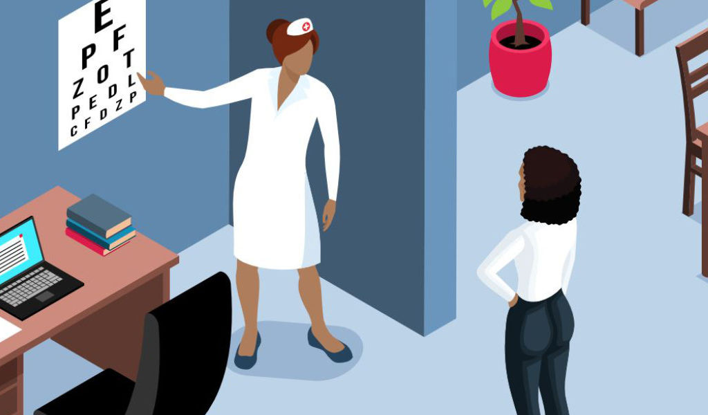 Mujer en una oficina haciéndose una prueba de visión por una enfermera que está señalando una letra en una tabla