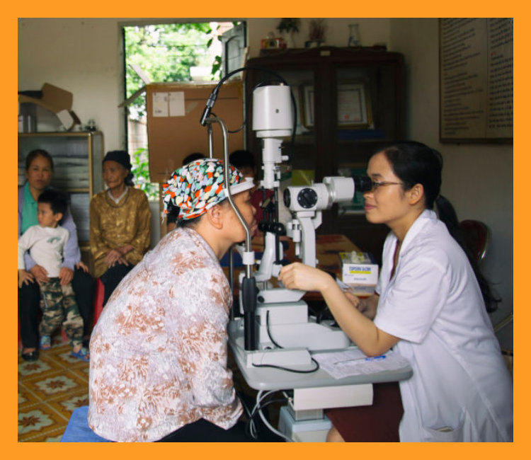 Enfermera utilizando una lámpara de hendidura en una clínica informal de Vietnam