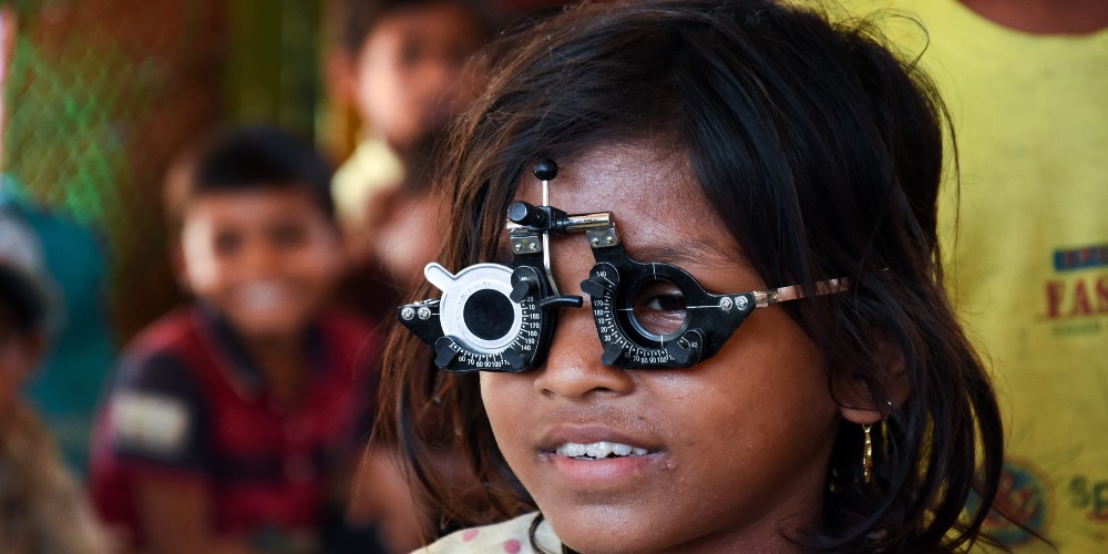 Test de vision d'un enfant de ressortissants du Myanmar déplacés de force.