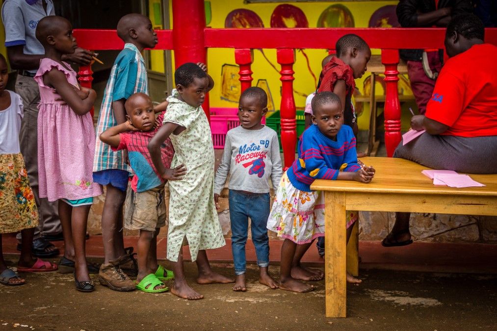 Niños esperando su examen ocular, orfanato de Kampala en Uganda