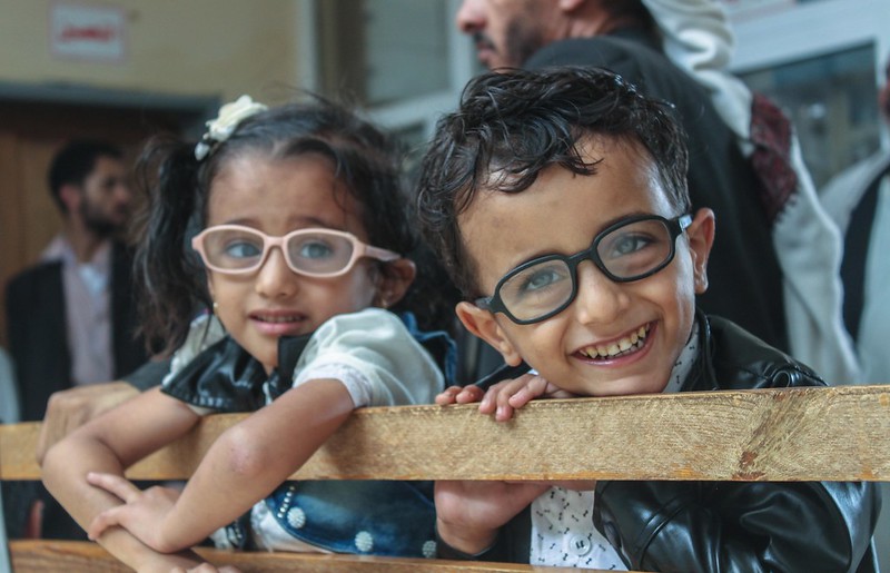 也门有2名儿童患有内斜视，并通过眼镜得到矫正。 
