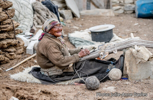 Con la ayuda de unas gafas nuevas, una anciana de Ladakhi, en la meseta de Changthang, a gran altitud, es capaz de tejer alfombras con la lana de sus cientos de cabras Pashmina.