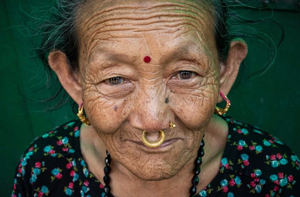 Mujer nepalí en un templo de Katmandú, Nepal