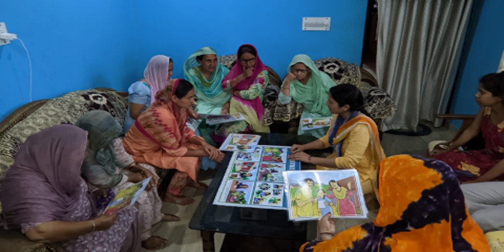 Las mujeres se reúnen para examinar los materiales educativos elaborados mediante talleres comunitarios en el marco del proyecto "Empoderar a las mujeres de la India rural desmintiendo los mitos sobre la salud ocular femenina".