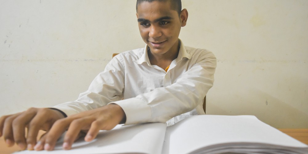 Hridoy, un garçon de 13 ans qui aime lire en utilisant la méthode Braille/Syed Sajidul Islam