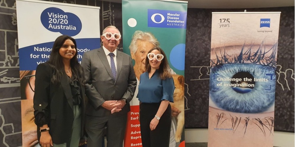 À Sydney, le responsable des connaissances de l'IAPB, Jude Stern, et le consultant de l'OMS, Mitasha Yu, se sont rendus au Parlement, où le ministre de la Santé de Nouvelle-Galles du Sud, Brad Hazard, s'est fait examiner par l'équipe de l'école d'optométrie de l'UNSW et de Vision 2020 Australie.