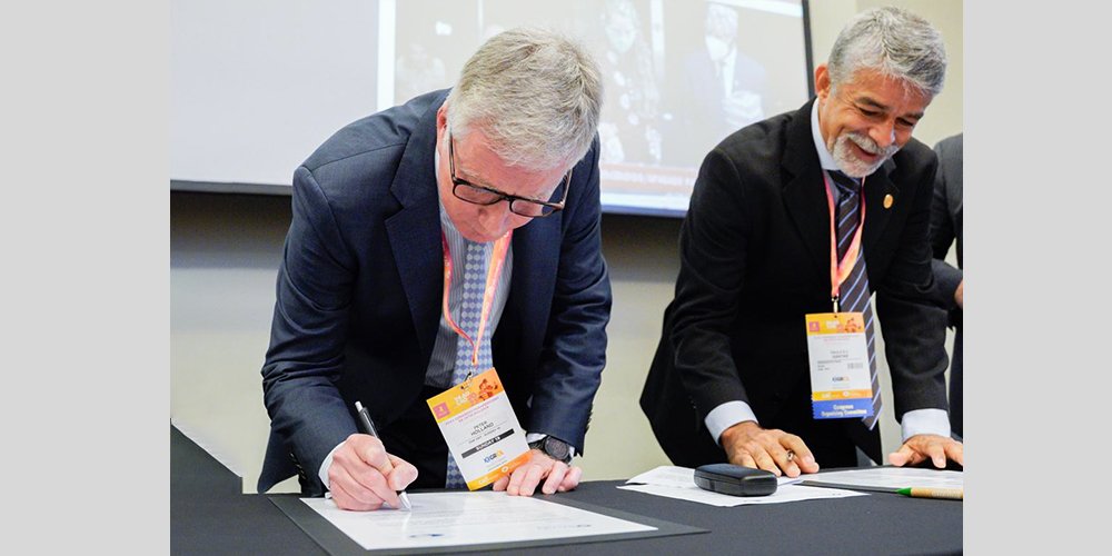 Peter Holland CEO IAPB, Dr. Paulo Dantas firmando el acuerdo
