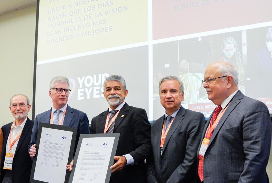 From left to right : Dr. Francisco Martínez Castro, Peter Holland CEO IAPB, Dr. Paulo Dantas President of PAAO, Dr. Fernando Barría, Dr. Juan Battle. 