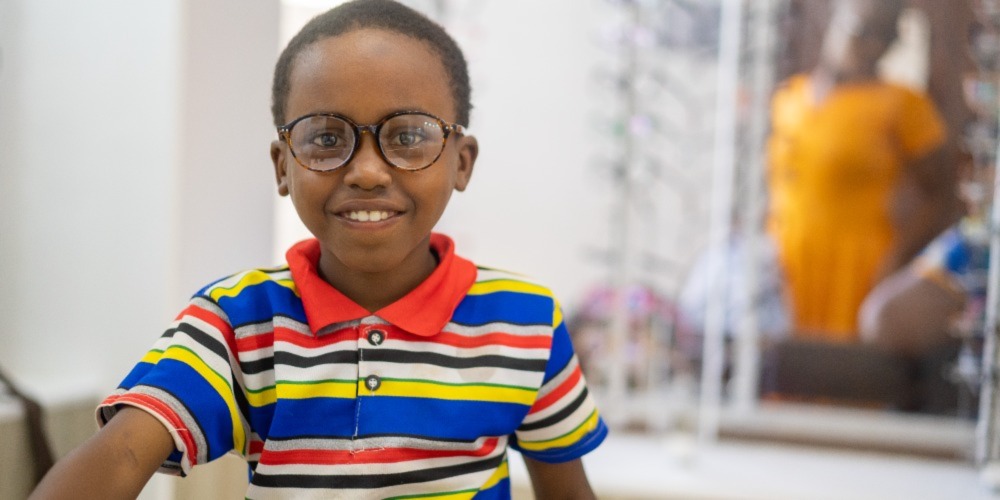 Este niño se alegra de recibir sus nuevas gafas/Keith Kalu