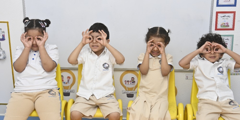 一群学生快乐地坐在教室里，享受着健康视力的学习。