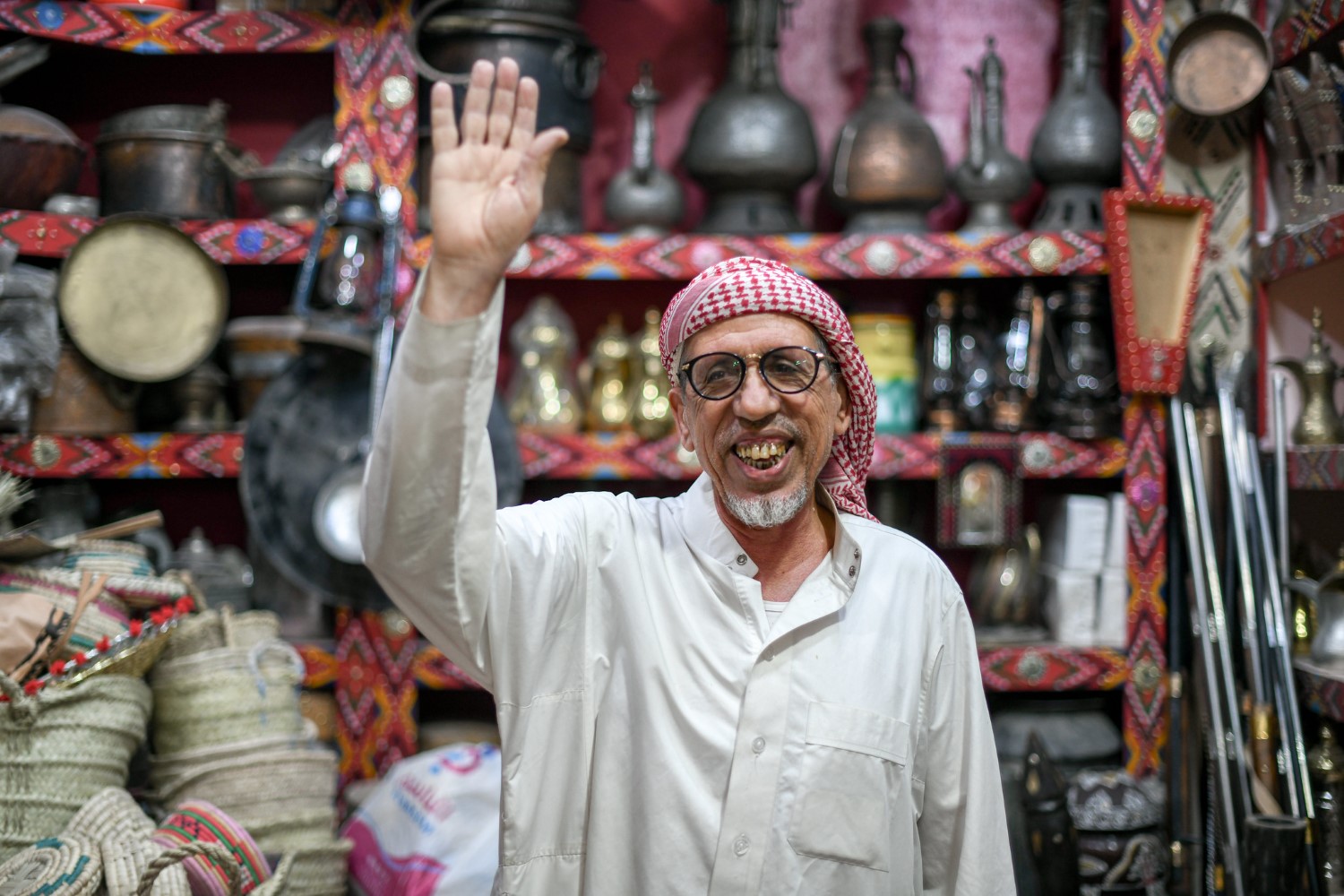 An older man in Arabie Saoudite wearing his glasses and enjoying a clear sight.