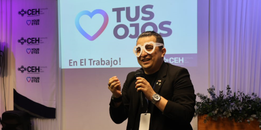 Alexander Páez PhD Coordinador Oficina de Proyectos Fundación Visión tient un micro et parle, il porte des lunettes en forme de cœur.