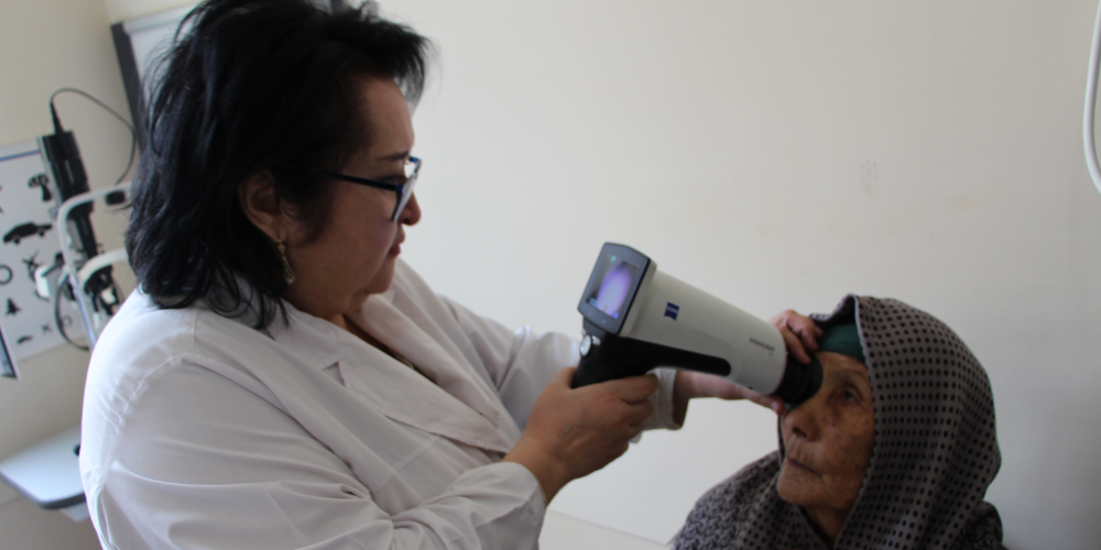 乌兹别克斯坦共和国卡什卡达里亚地区。眼科医生用眼底照相机为居住在偏远农村地区的 68 岁糖尿病患者曼祖拉-索迪科娃（Manzura Sodykova）检查眼底/Nilufar Ibragimova