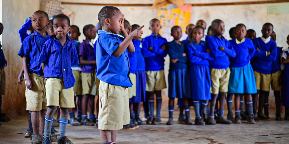 儿童排队接受希望核心村国际组织/吉通加-穆塔玛基的视力筛查
