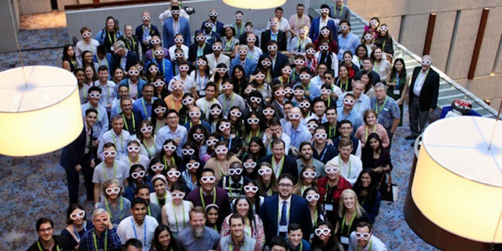 Foto de grupo con gafas de corazón