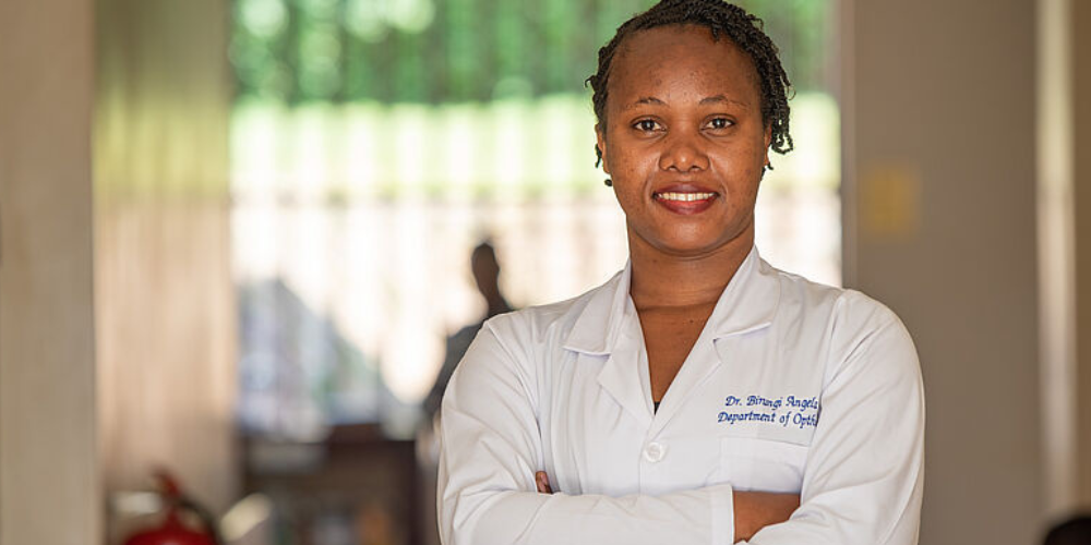 La Dra. Angela Birungi es una de las becarias de oftalmología que se están formando actualmente en la Universidad de Ciencia y Tecnología de Mbarara (Uganda).