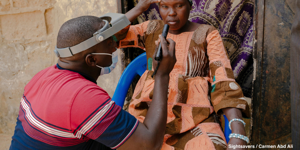 Examining eyes/ Photo credit: Sightsavers / Carmen Abd Ali