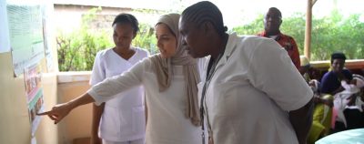 Aeesha explaining the poster to a senior nurse