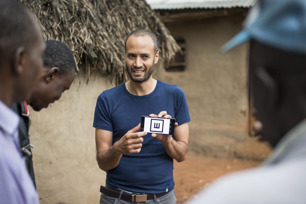 Andrew Bastawrous uses Peek to check a Kenyan man’s sight.