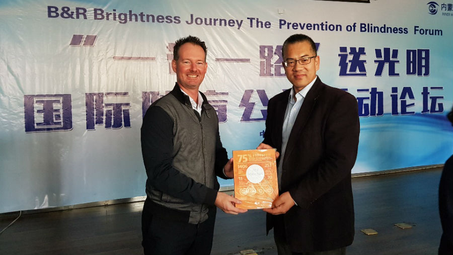 Story: Chaoju Eye Hospital /Image: Drew Keys presents Steve Zhang with a copy of the IAPB Vision Atlas