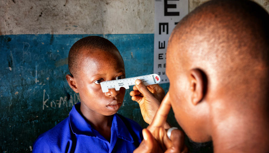 Doing an eye exam/Story: New programme to improve school eye health in Sierra Leone