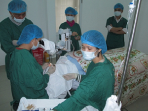 The Lam Dong SDPC’s eye doctor is guided to conduct cataract surgery
