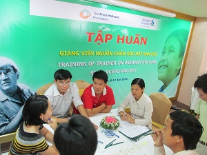 The Lam Dong and Dak Nong eye staff attend the TOT training