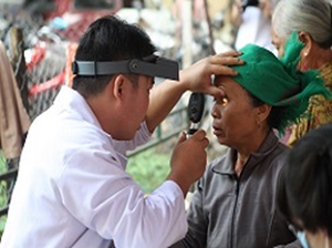 District BED conducts eye disease screening in a commune in Dak Nong province