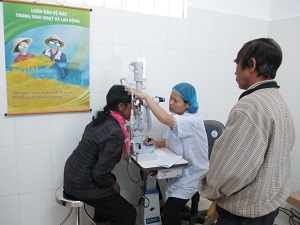 Patient is checked of the eyes at Lam Dong SDPC