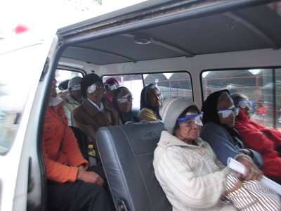 Patients are picked up to home after cataract surgery in Lam Dong