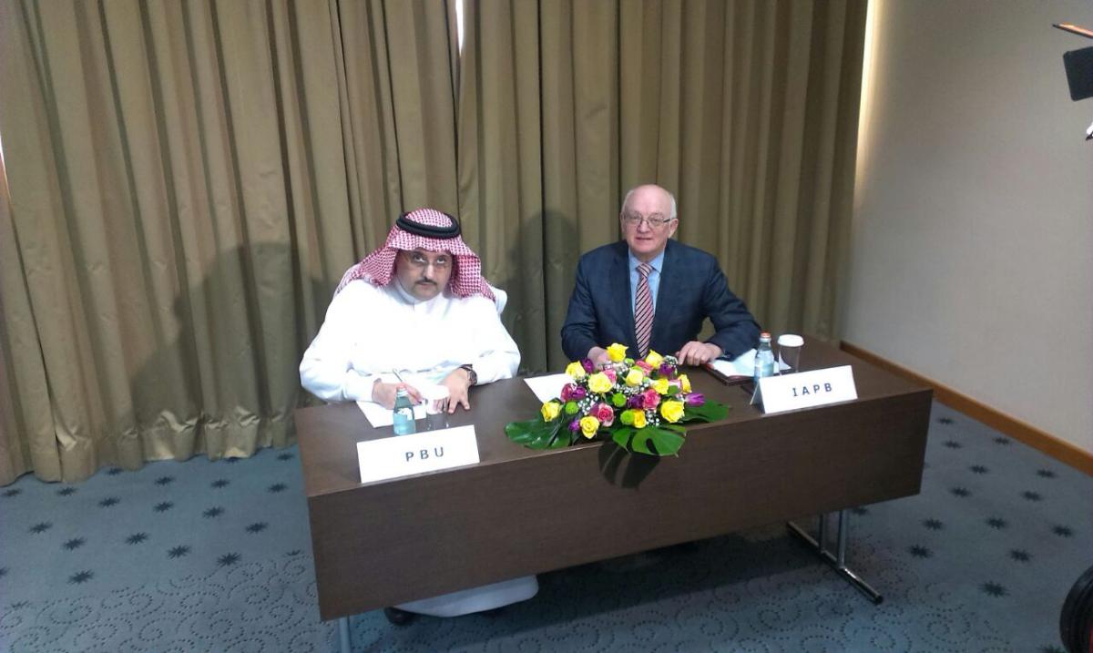 HRH Al Saud and Bob McMullan signing IAPB/PBU/Carl Zeiss MoU