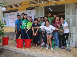 SCB and FHF staff along with Phu Tan Primary and Secondary School students