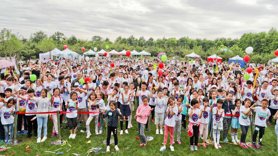 Story: Shanghai Eye Disease Prevention and Treatment Centre Get Sunny for Sight event/Children enjoying outdoors at the Get Sunny for Sight event