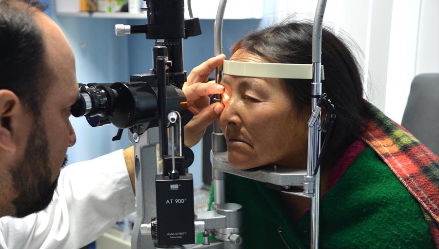 Visión de solidaridadLa historia de la Asociación Civil Divino Niño Jesús. The opthalmologists examines a patience - Riobamba, Peru