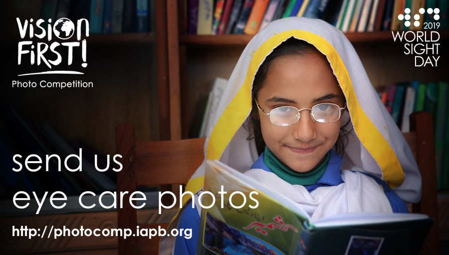 In Pakistan, a school girl poses to have her photo taken / Photo credit: Mohammad Omer