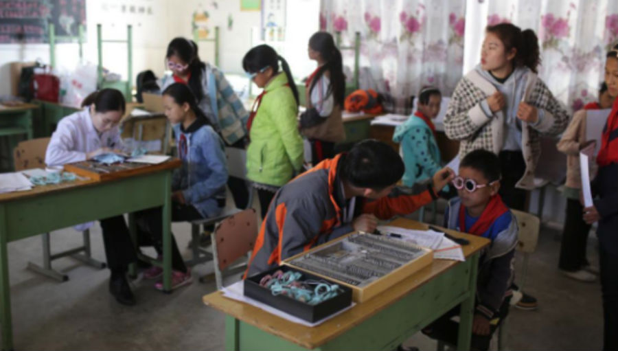 Screening for school children/ Story: Providing eye care in Western China