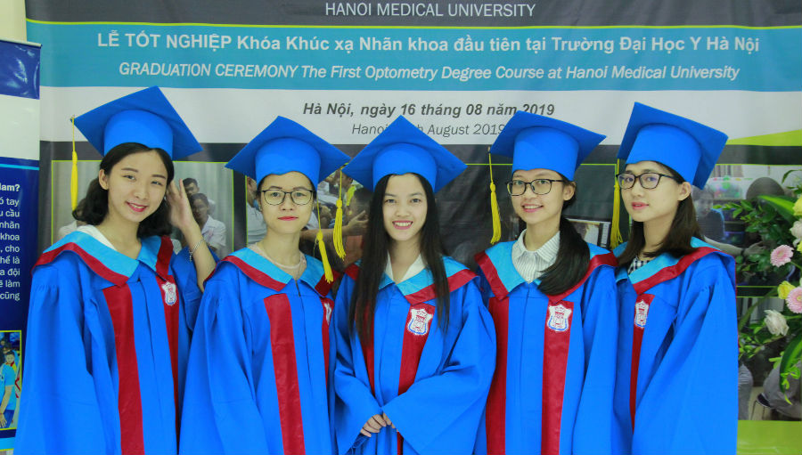 The graduates/ Story: Optometry is leading the new future of eye health in Vietnam 