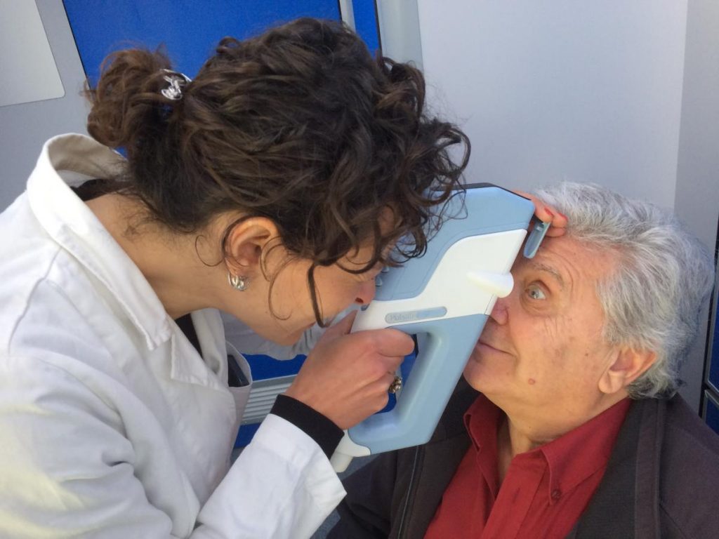 Tonometria a bordo di un'Unità mobile oftalmica