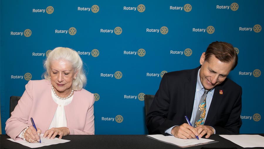 Rotary International General Secretary John Hewko and Vice President of IAPB Victoria Sheffield signing MOU