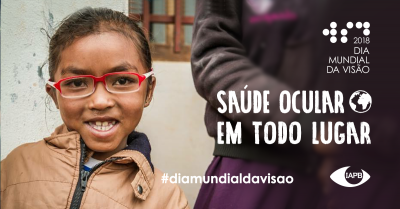 Social Visual in Portuguese: Smiling child wearing glasses