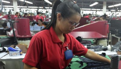 Worker with supported spectacles